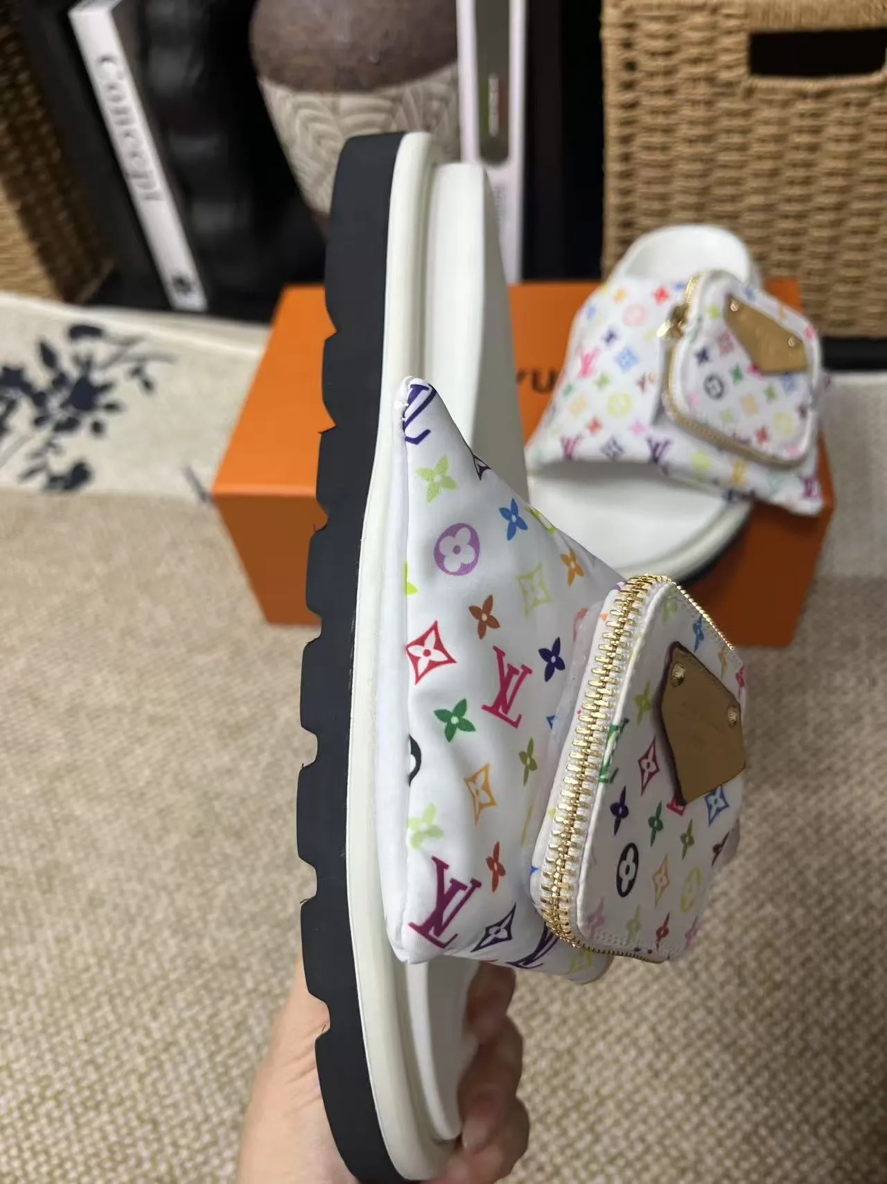 P380 yuan LV Louis Vuitton Full of high-end feel! A popular model among bloggers at home and abroad, it’s retro and fashionable, and looks stunning on your feet! Mainly recommended model on the official website★ ━━━━━ ЅᏇєєt ━━━━━ ▪️Upper: original calfskin ➕5D printing process ▪️Inner: imported mixed sheepskin ▪️Outsole: original molded foam outsole ▪️Size: Female 35-40 Men's 39-44 (women's 41 men's 45)
